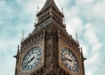 UK Embraces Spooky Season as Clocks Fall Back for Autumn