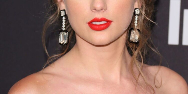 Taylor Swift Surpasses Rihanna as World’s Richest Female Musician