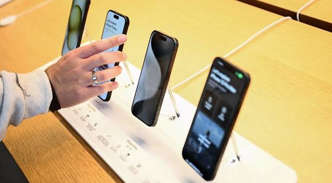 Apple Considers iPhone Price Hike Amid Tariffs Wars