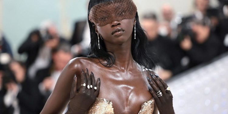 Anok Yai Shuts Down the Fashion World! Wins Model of the Year in Style